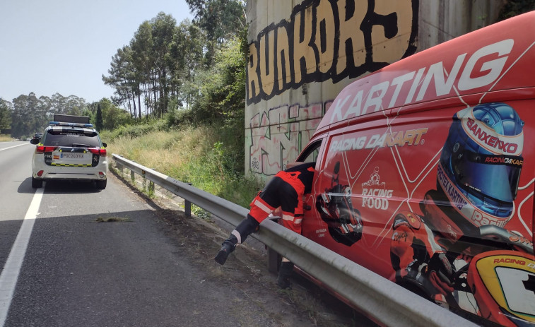 Rescatado el conductor de una furgoneta que se salió de la vía en la AG-41 en Sanxenxo