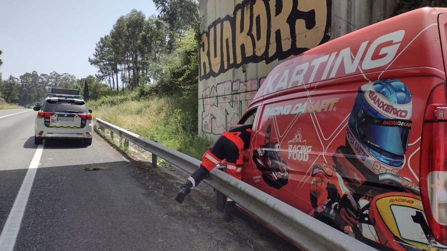 Rescatado el conductor de una furgoneta que se salió de la vía en la AG-41 en Sanxenxo