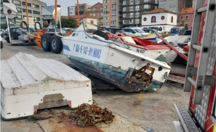 Registrado un conato de incendio en una lancha de fibra de vidrio en desuso en el puerto de Ribeira