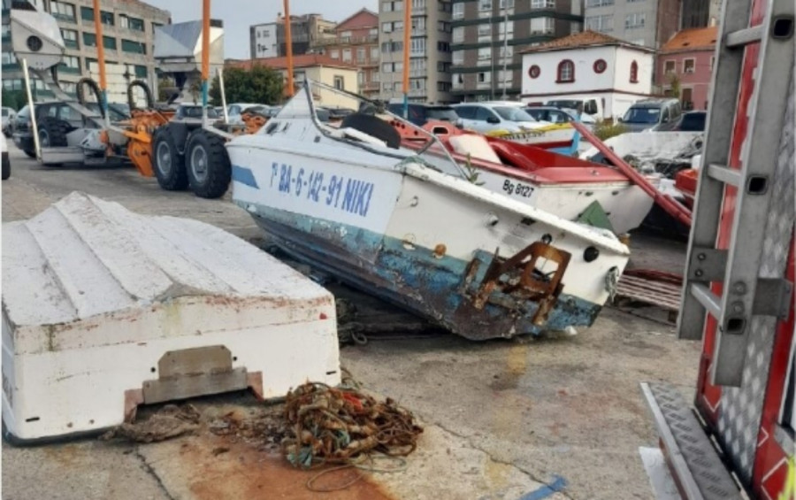 Registrado un conato de incendio en una lancha de fibra de vidrio en desuso en el puerto de Ribeira