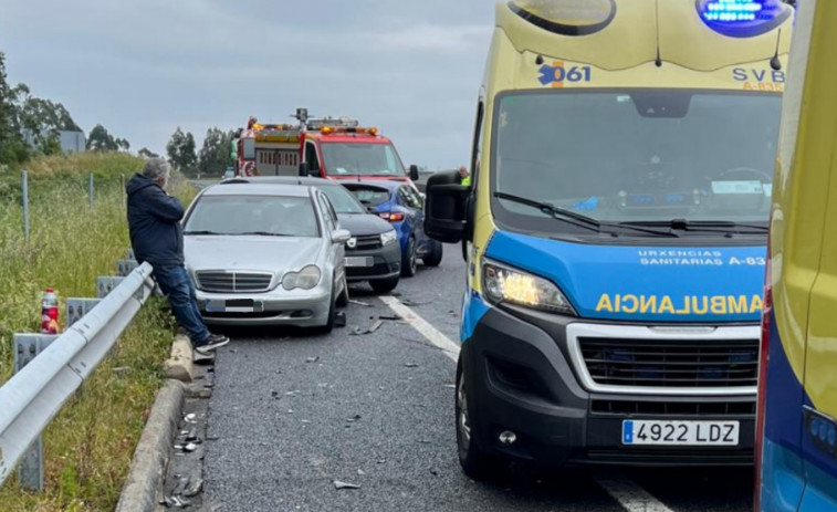 Un herido en un choque múltiple en la AG-11 en Rianxo salió despedido tras su atropello