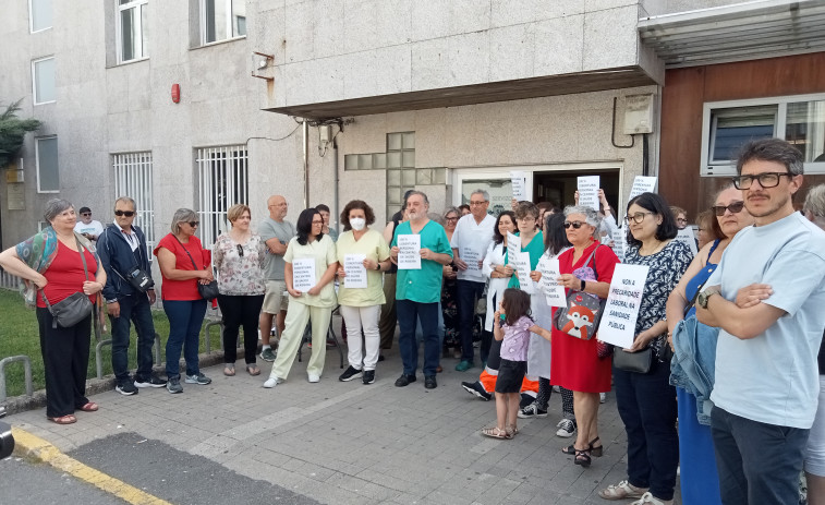 Trabajadores del centro de salud de Ribeira agradecen los refuerzos, pero los consideran “insuficientes”