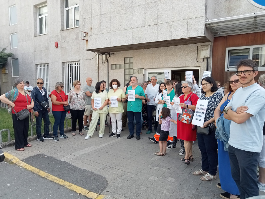 Trabajadores del centro de salud de Ribeira agradecen los refuerzos, pero los consideran “insuficientes”