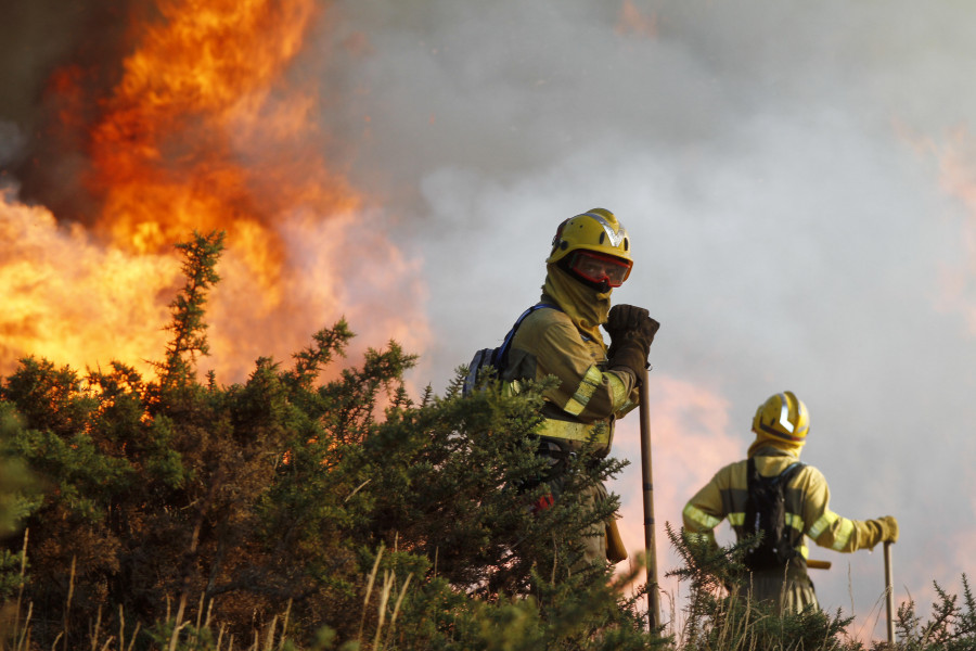 Arousa afronta el verano con 300 bomberos y tres zonas de alta actividad incendiaria