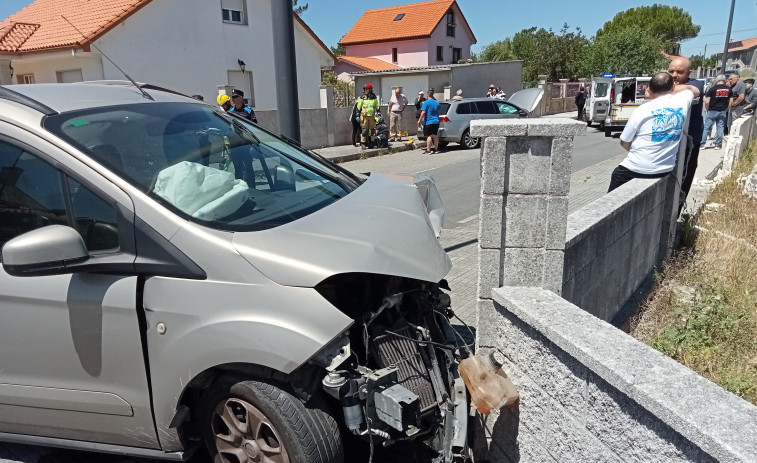 Cinco heridos, uno de ellos grave, en un aparatoso accidente entre dos coches en un cruce de Aguiño, en Ribeira