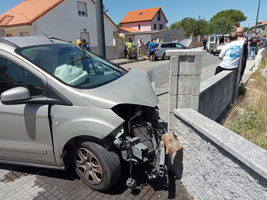 Cinco heridos, uno de ellos grave, en un aparatoso accidente entre dos coches en un cruce de Aguiño, en Ribeira