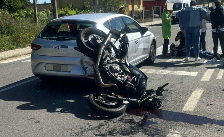 Herido un motorista en una colisión con un coche en la carretera AC-305, a la altura de la gasolinera de A Devesa, en A Pobra