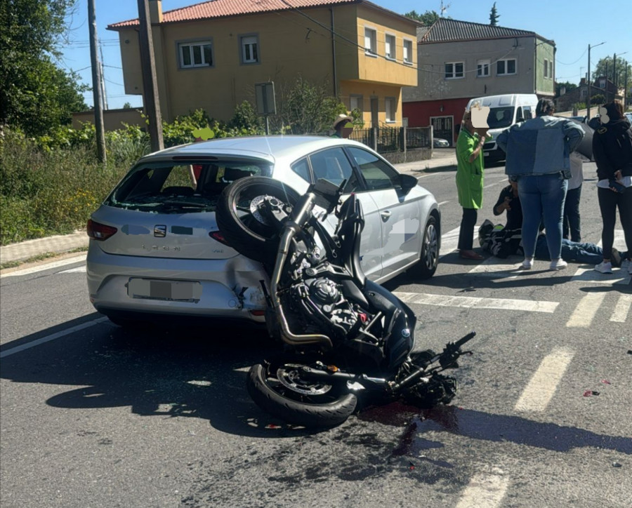 Herido un motorista en una colisión con un coche en la carretera AC-305, a la altura de la gasolinera de A Devesa, en A Pobra