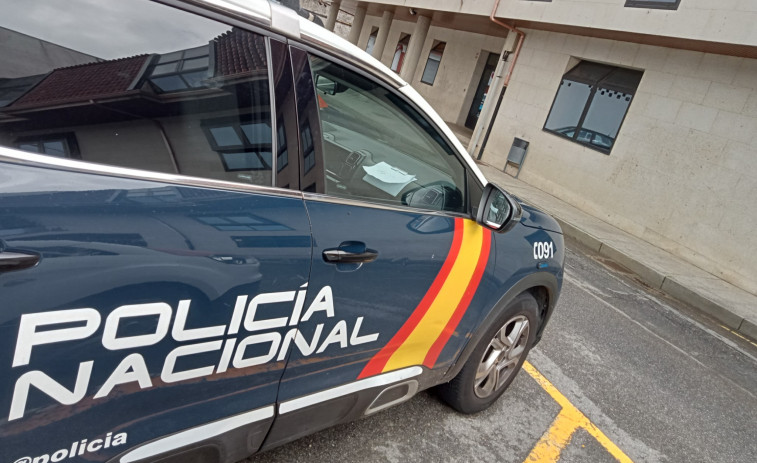 Arrojan al puerto de Ribeira desde un coche un bolso con droga tras ser interceptados por la Policía Nacional