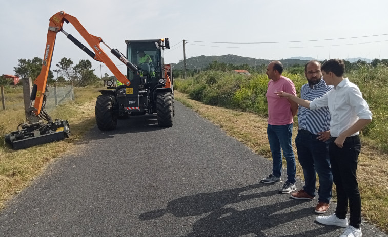 El alcalde de Ribeira revela que la labor de desbroce del tractor comprado por 174.633 euros equivale a la de tres personas