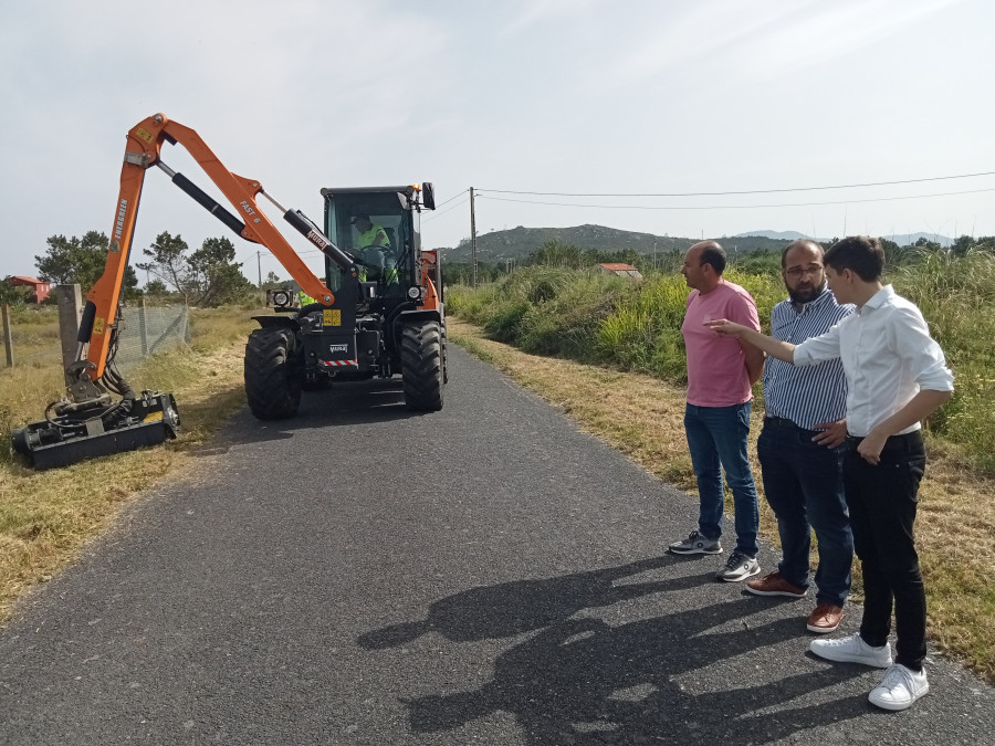 El alcalde de Ribeira revela que la labor de desbroce del tractor comprado por 174.633 euros equivale a la de tres personas