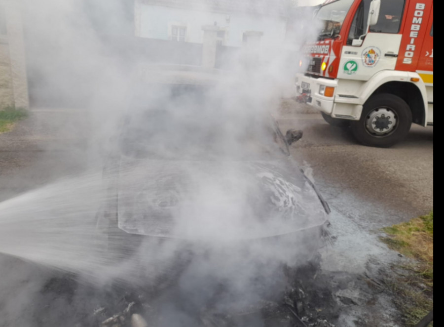 Incendiado un coche debido a un fallo mecánico en el lugar de A Pontenaveira, en A Pobra