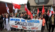 El sector de la limpieza de edificios se concentra ante el Hospital do Salnés y el Concello de Vilagarcía por el convenio