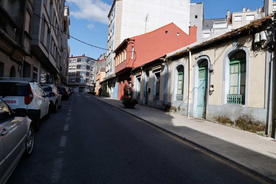 Agrede a dos policías locales y a un vecino que le recriminó que maltratase a un árbol en Os Duráns