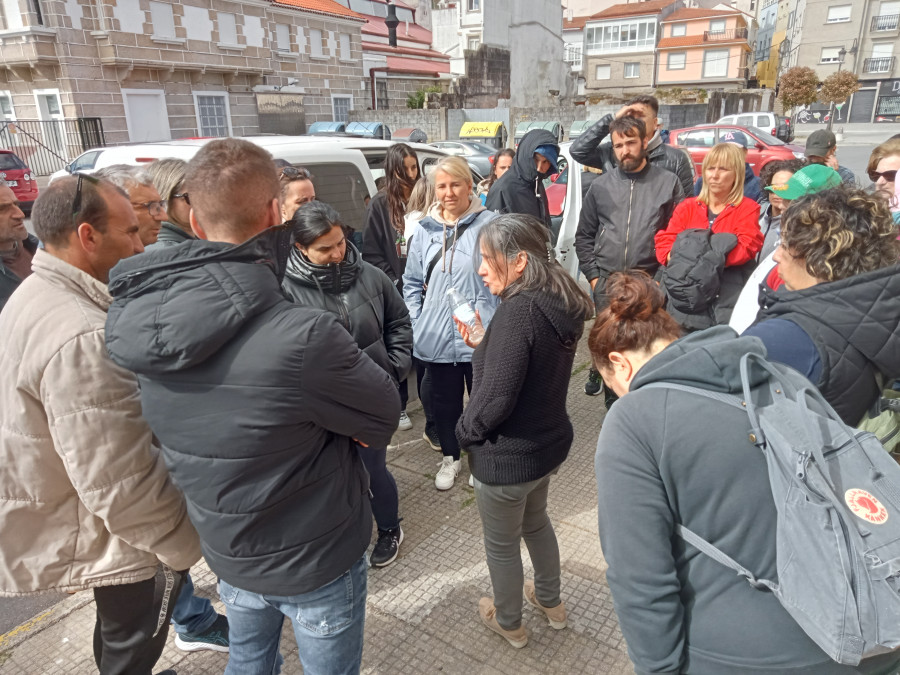 Mariscadores de a pie de Cabo de Cruz denuncian la extracción de cría de almeja de la zona intermareal por compañeros de a flote