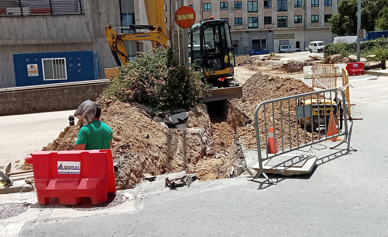 Acometen la conexión del auditorio de Ribeira a la red de saneamiento y se espera rematarla para su inauguración