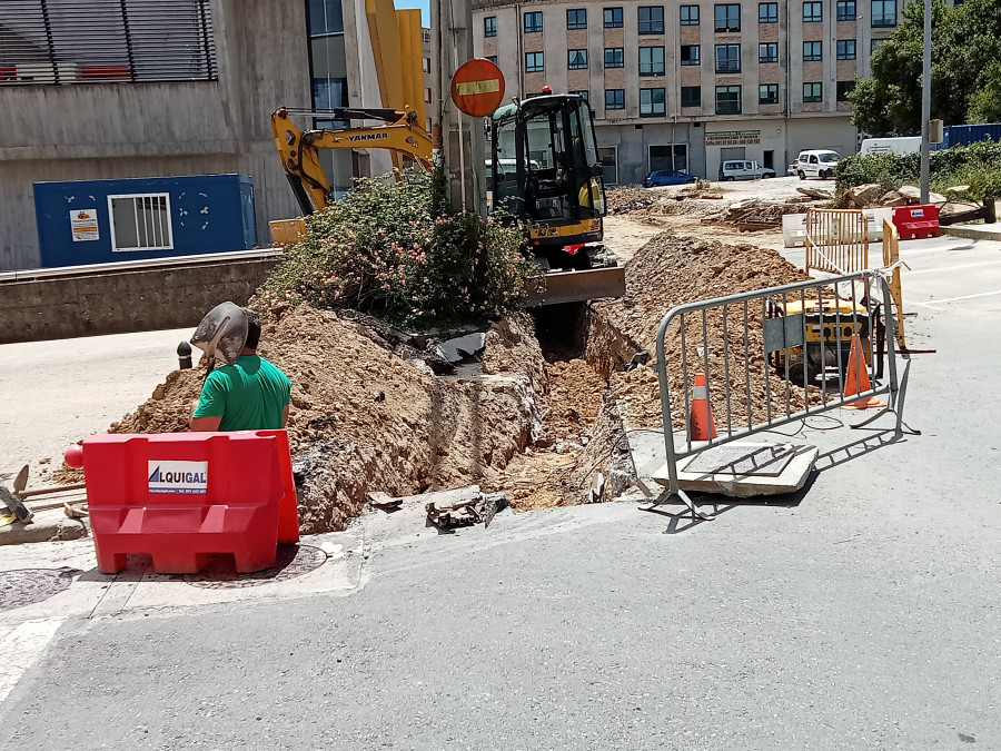 Acometen la conexión del auditorio de Ribeira a la red de saneamiento y se espera rematarla para su inauguración