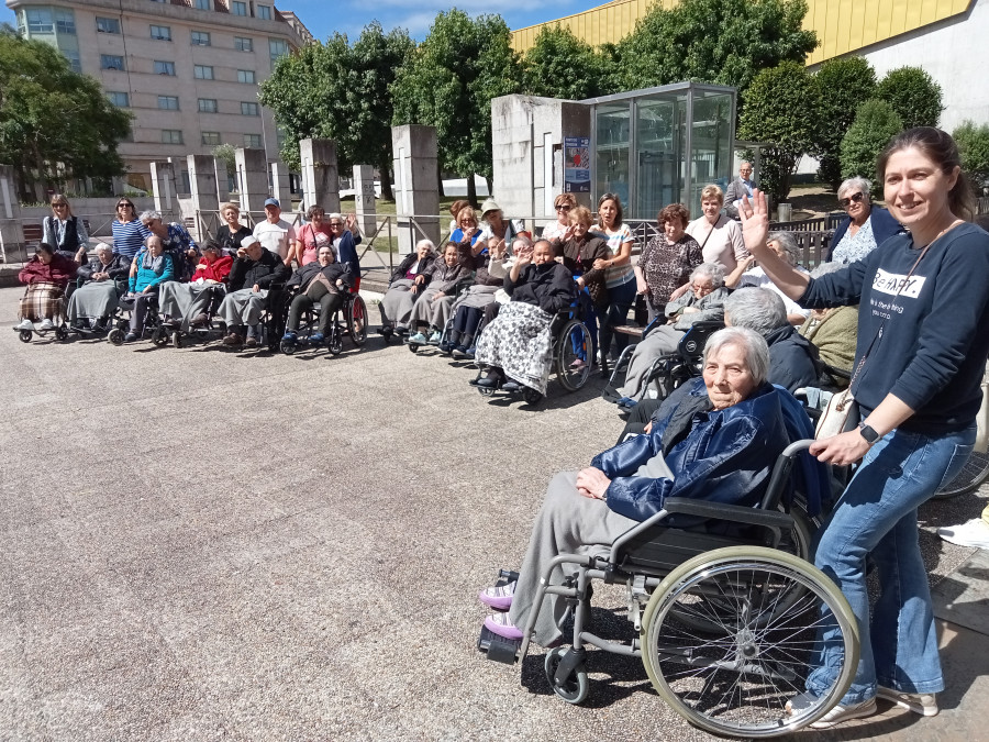 Los beneficios del paseo semanal de los usuarios de la residencia DomusVi de Ribeira por la ciudad