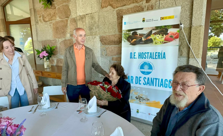 El taller de hostelería sirvió un desayuno en Vilanova con motivo del cien cumpleaños de una vecina