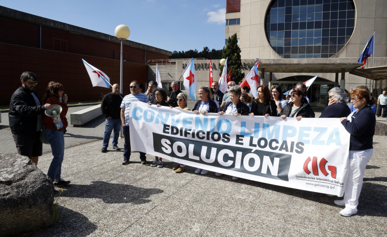 El sector de la limpieza de edificios se moviliza en Vilagarcía en demanda de un “convenio digno”