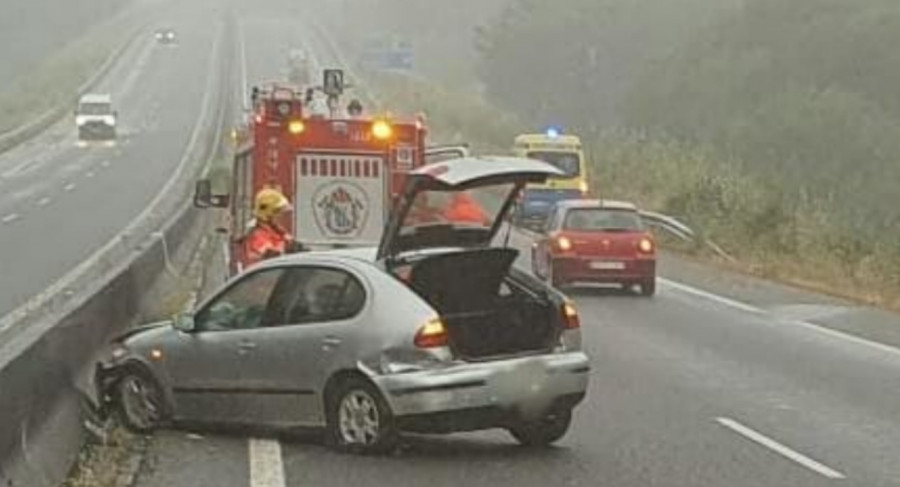 Dos jóvenes resultan ilesos en un accidente por un choque contra la mediana de hormigón de la AG-11, en Rianxo