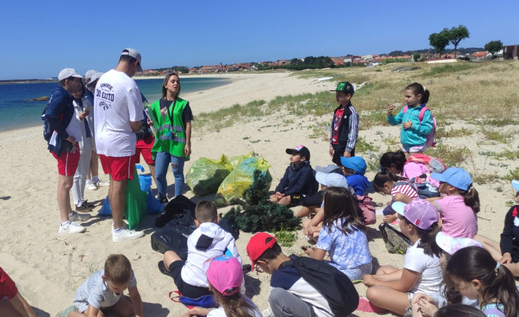 Unos 45 alumnos del colegio plurilingüe de Frións retiran 37 kilos de basura con ayuda de Amicos en la playa de Castro-Catía