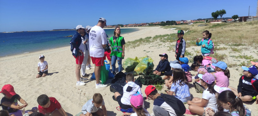 Unos 45 alumnos del colegio plurilingüe de Frións retiran 37 kilos de basura con ayuda de Amicos en la playa de Castro-Catía