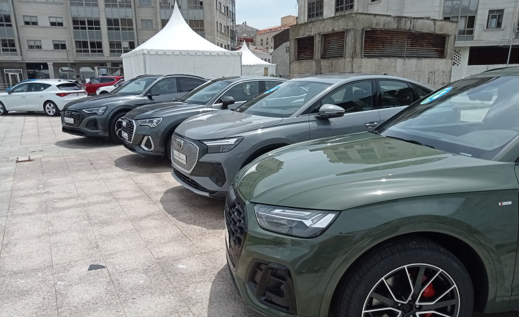 Un centenar de coches eléctricos e híbridos se dan cita hasta el domingo en la Praza de España de Ribeira