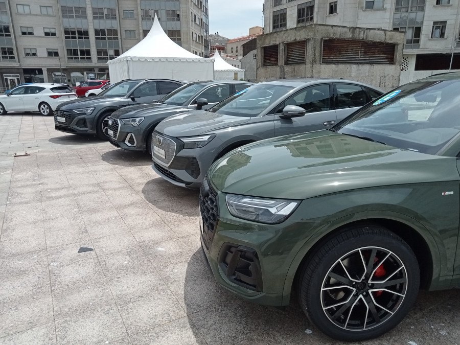 Un centenar de coches eléctricos e híbridos se dan cita hasta el domingo en la Praza de España de Ribeira