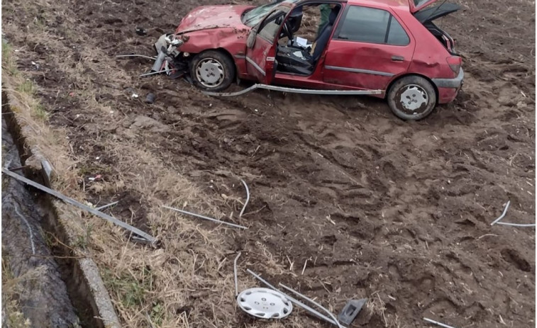 El Servizo de Emerxenxias de Sanxenxo intervino ayer e una salida de vía en Meaño que resultó con dos heridos