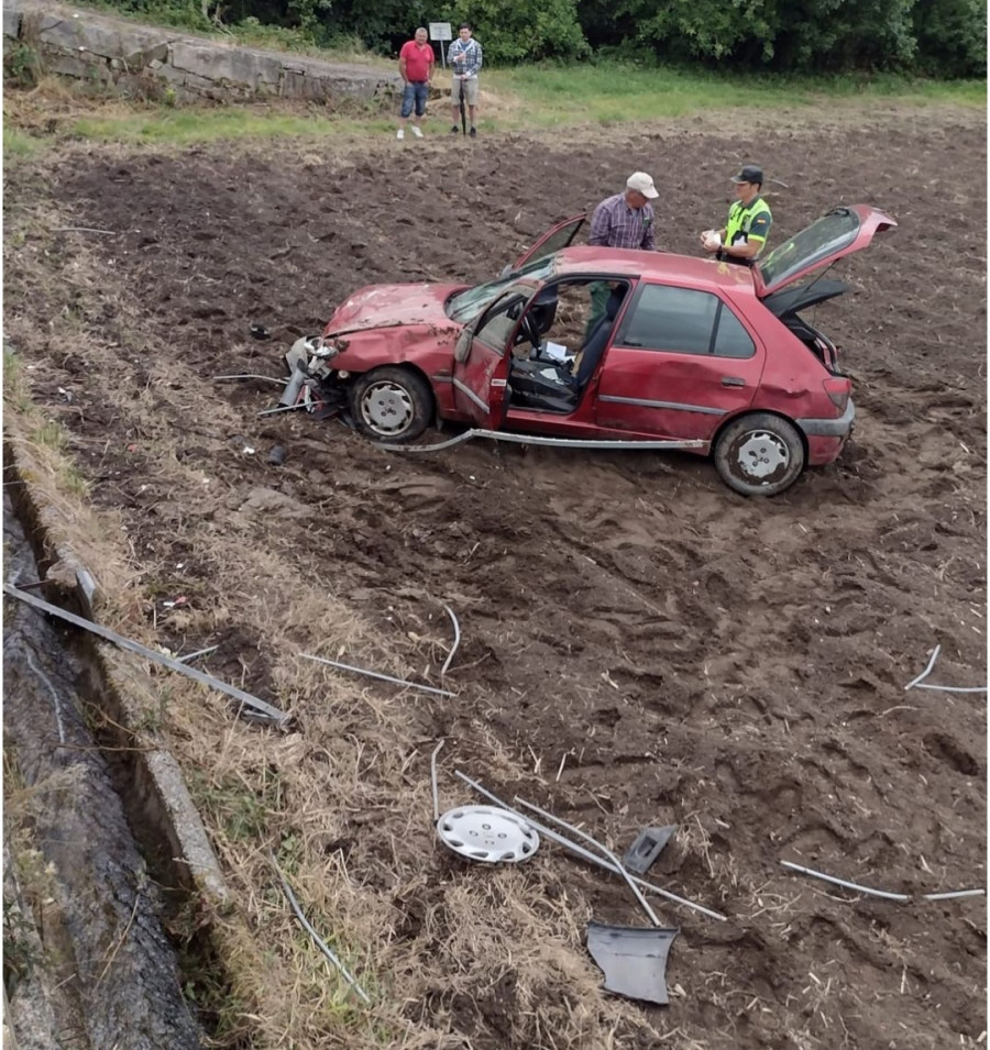 El Servizo de Emerxenxias de Sanxenxo intervino ayer e una salida de vía en Meaño que resultó con dos heridos