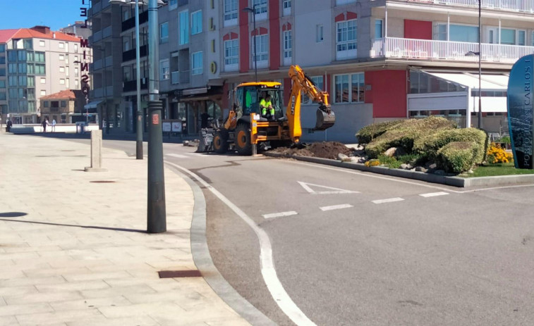 Sanxenxo estrena farolas con tecnología LED y una zona de jardín tras trece días de obras