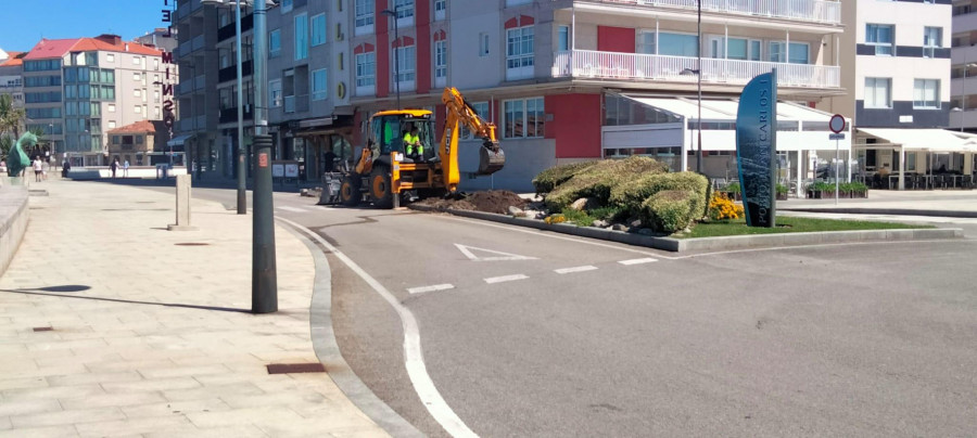 Sanxenxo estrena farolas con tecnología LED y una zona de jardín tras trece días de obras