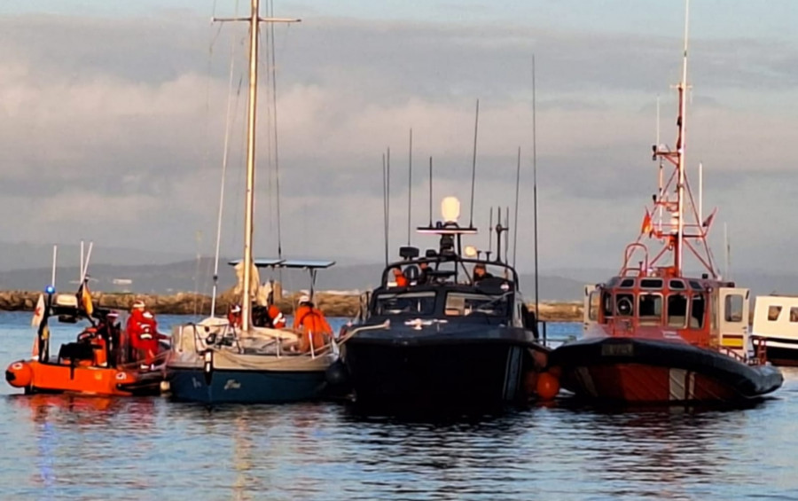 Aduanas localiza a la deriva y con una vía de agua cerca de Sagres un velero que se sospecha se usó en una descarga de droga