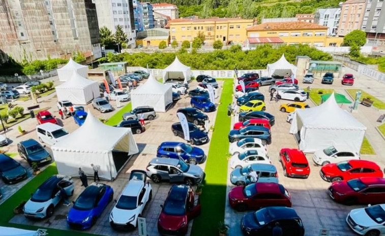 Ribeira se convierte en capital del coche híbrido y eléctrico con éxito de convocatoria