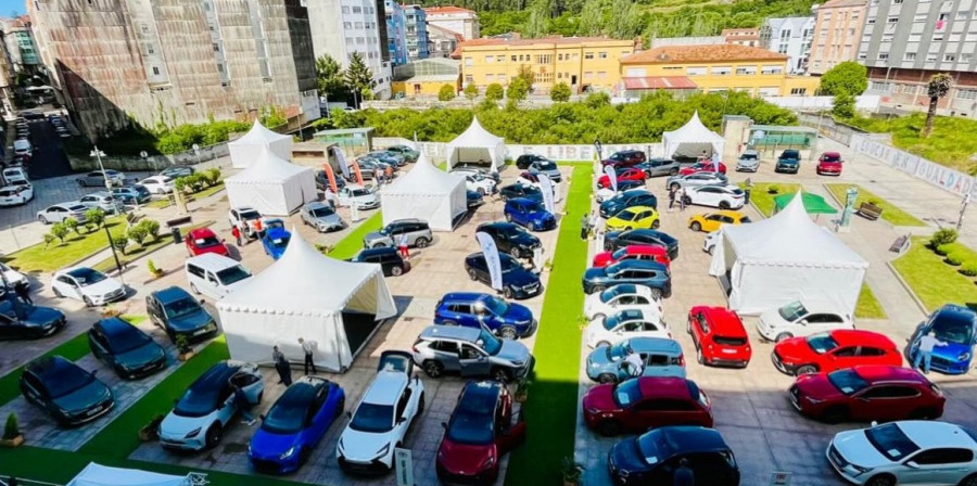 Ribeira se convierte en capital del coche híbrido y eléctrico con éxito de convocatoria