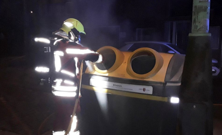 Arden cuatro contenedores de madrugada en Vilagarcía