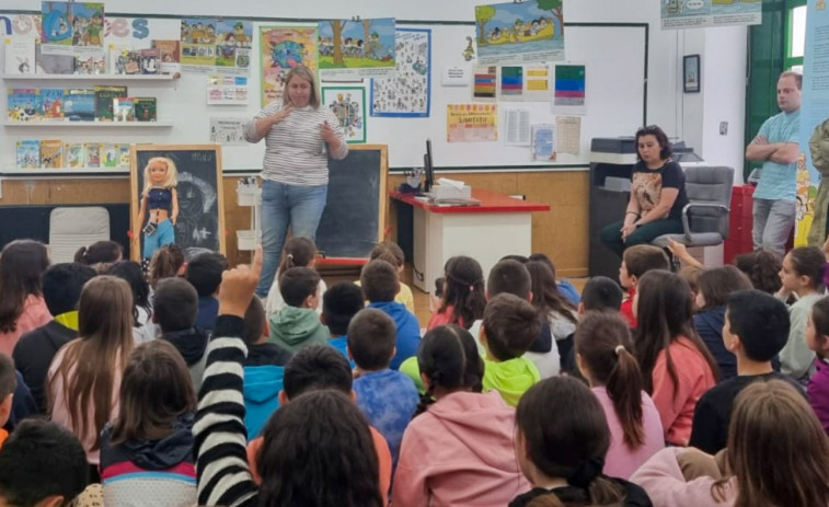 Los alumnos del colegio Pilar Maestú Sierra, de A Pobra, se aproximan a la realidad de vivir con la diabetes