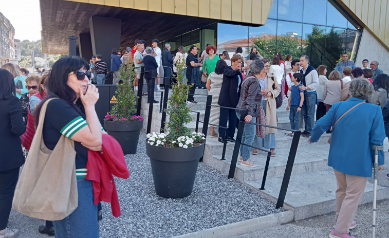 Indignación en Ribeira al quedar mucha gente sin entradas para un concierto en el auditorio debido a que se reservaron 300 para asociaciones