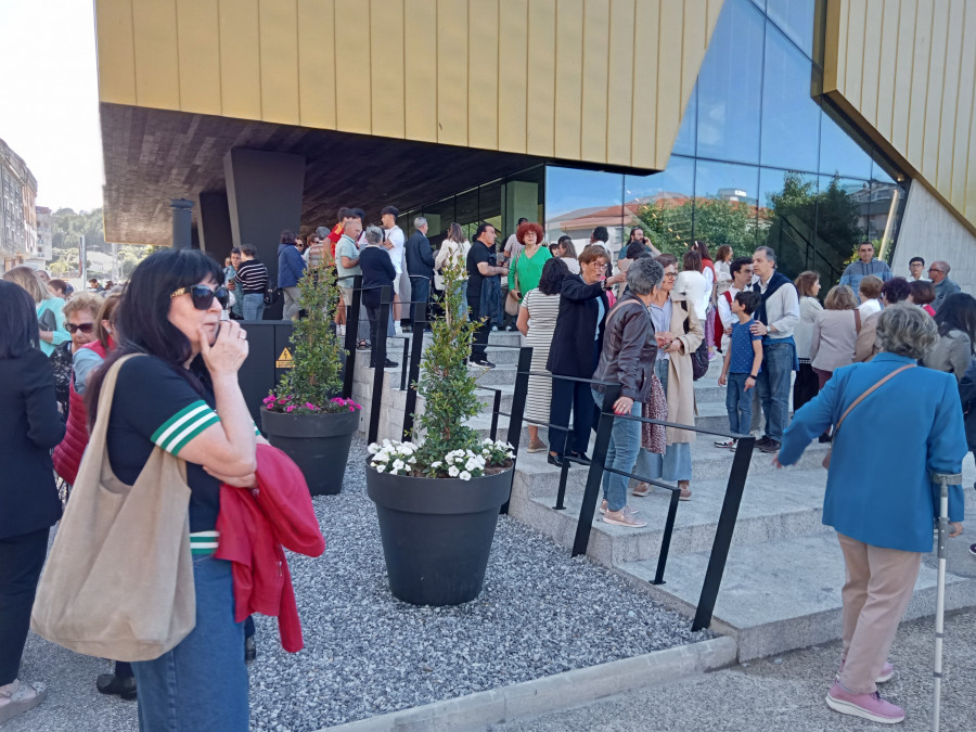 Indignación en Ribeira al quedar mucha gente sin entradas para un concierto en el auditorio debido a que se reservaron 300 para asociaciones