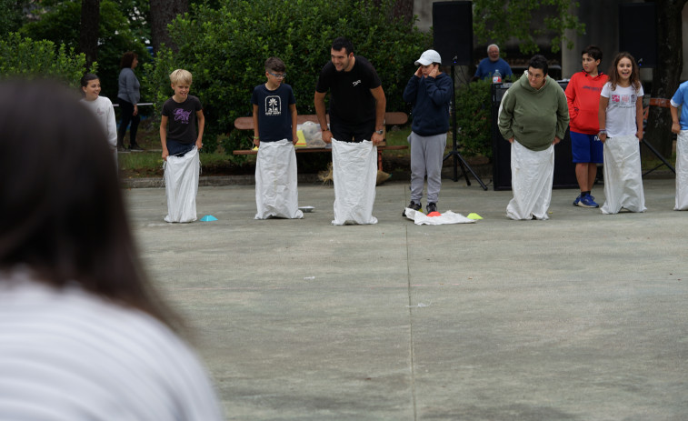 El parque de A Cachada vivió una fiesta escolar e intergeneracional con juegos tradicionales inclusivos