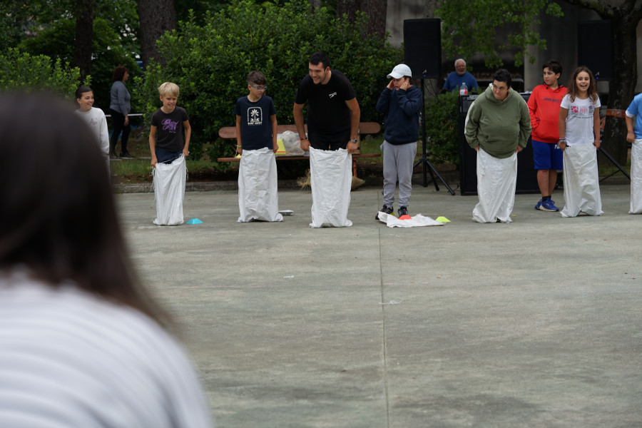 El parque de A Cachada vivió una fiesta escolar e intergeneracional con juegos tradicionales inclusivos