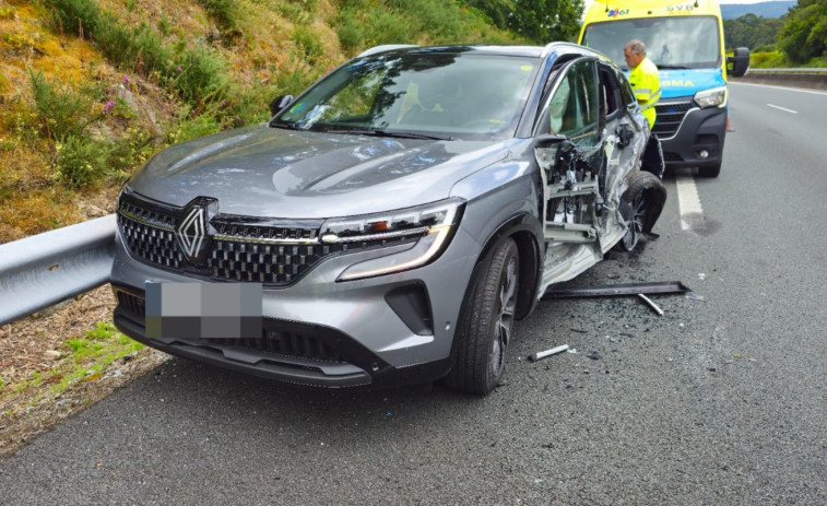 Heridas cuatro personas, dos de ellas menores, en un aparatoso accidente con un camión en la AP-9, a la altura de Portas