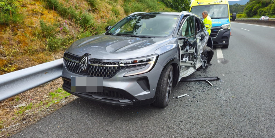 Heridas cuatro personas, dos de ellas menores, en un aparatoso accidente con un camión en la AP-9, a la altura de Portas