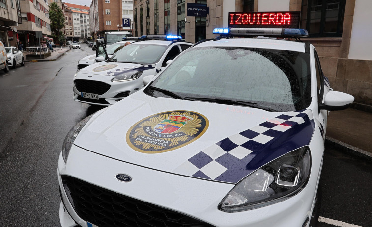 Falla el freno de mano de un coche de la Policía Local de Vilagarcía, cae por un pequeño terraplén y choca contra una farola