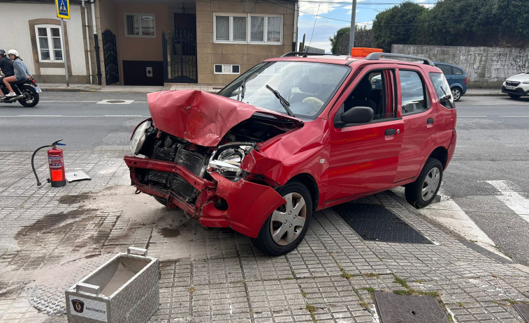 Una conductora sufre un mareo, invade el carril contrario y choca contra un edificio en Carril