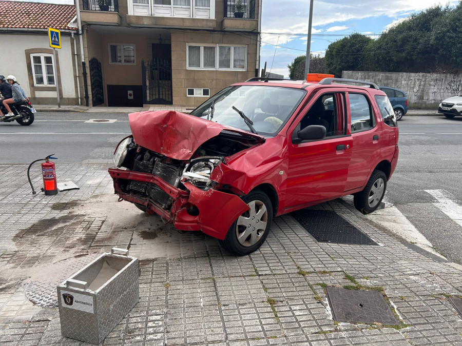 Una conductora sufre un mareo, invade el carril contrario y choca contra un edificio en Carril