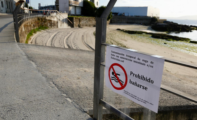 El Concello de Vilagarcía cierra al baño la playa de Canelas por contaminación de e-coli