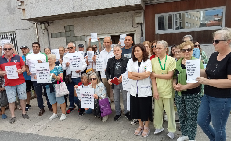 Preocupación entre los trabajadores del centro de salud de Ribeira de que en septiembre regrese la situación crítica por la falta de médicos