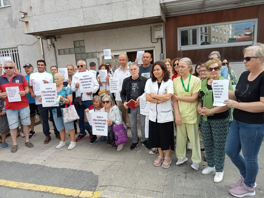 Preocupación entre los trabajadores del centro de salud de Ribeira de que en septiembre regrese la situación crítica por la falta de médicos